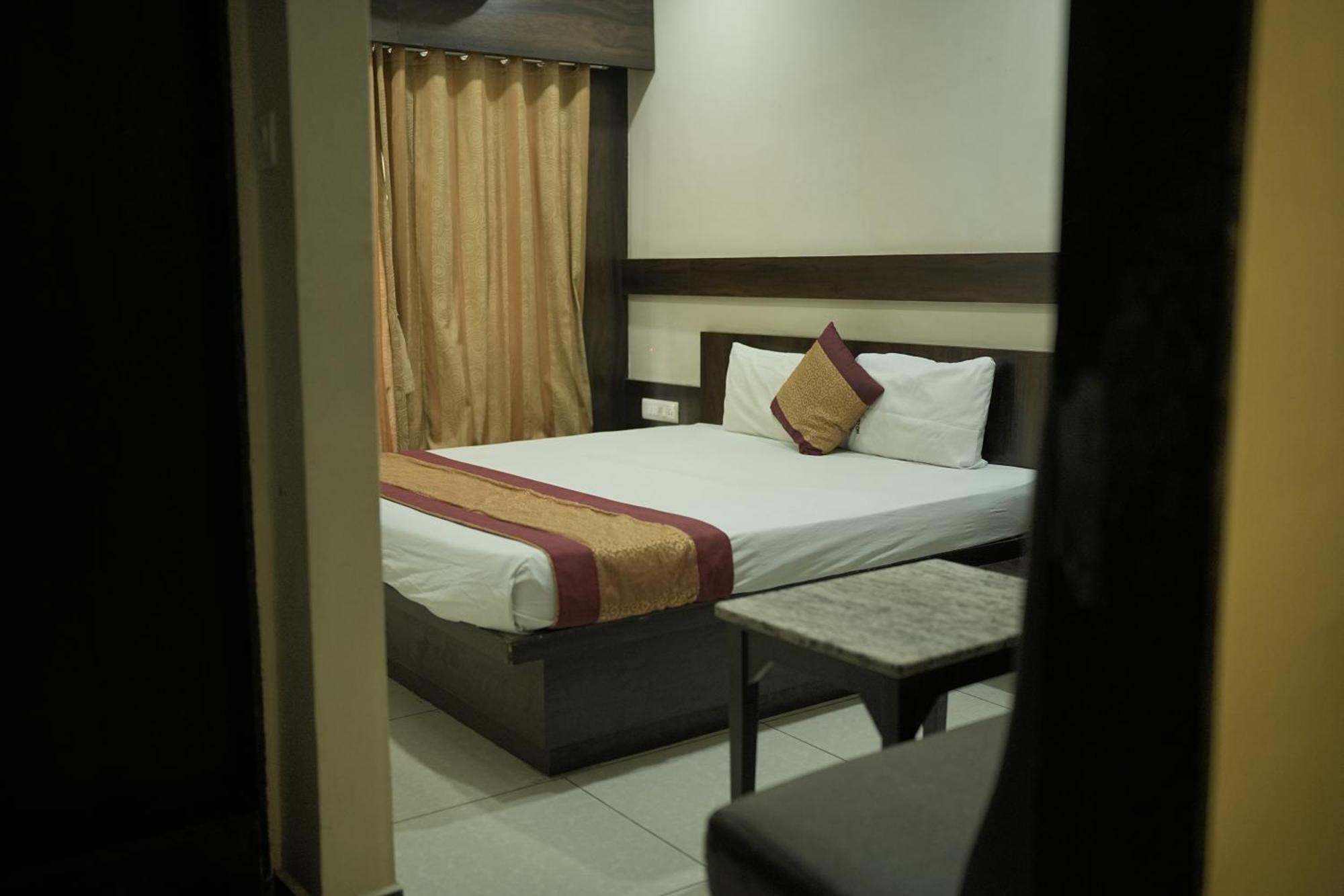 Atharva Hotel 古尔伯加 外观 照片