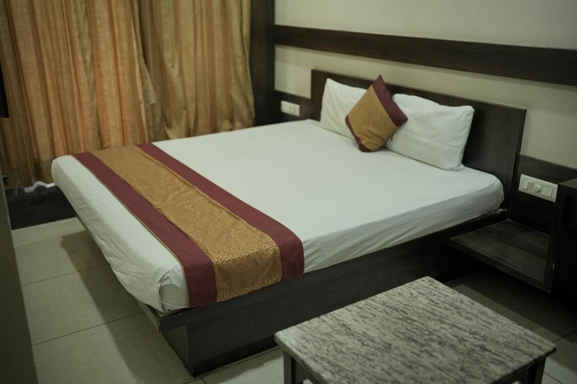 Atharva Hotel 古尔伯加 外观 照片