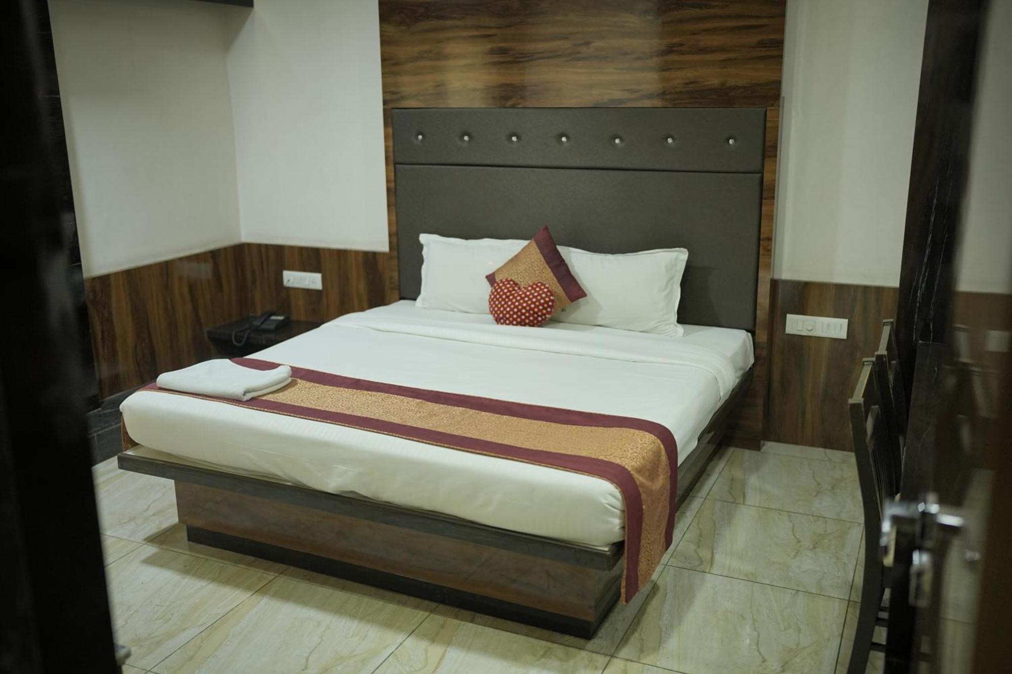 Atharva Hotel 古尔伯加 外观 照片