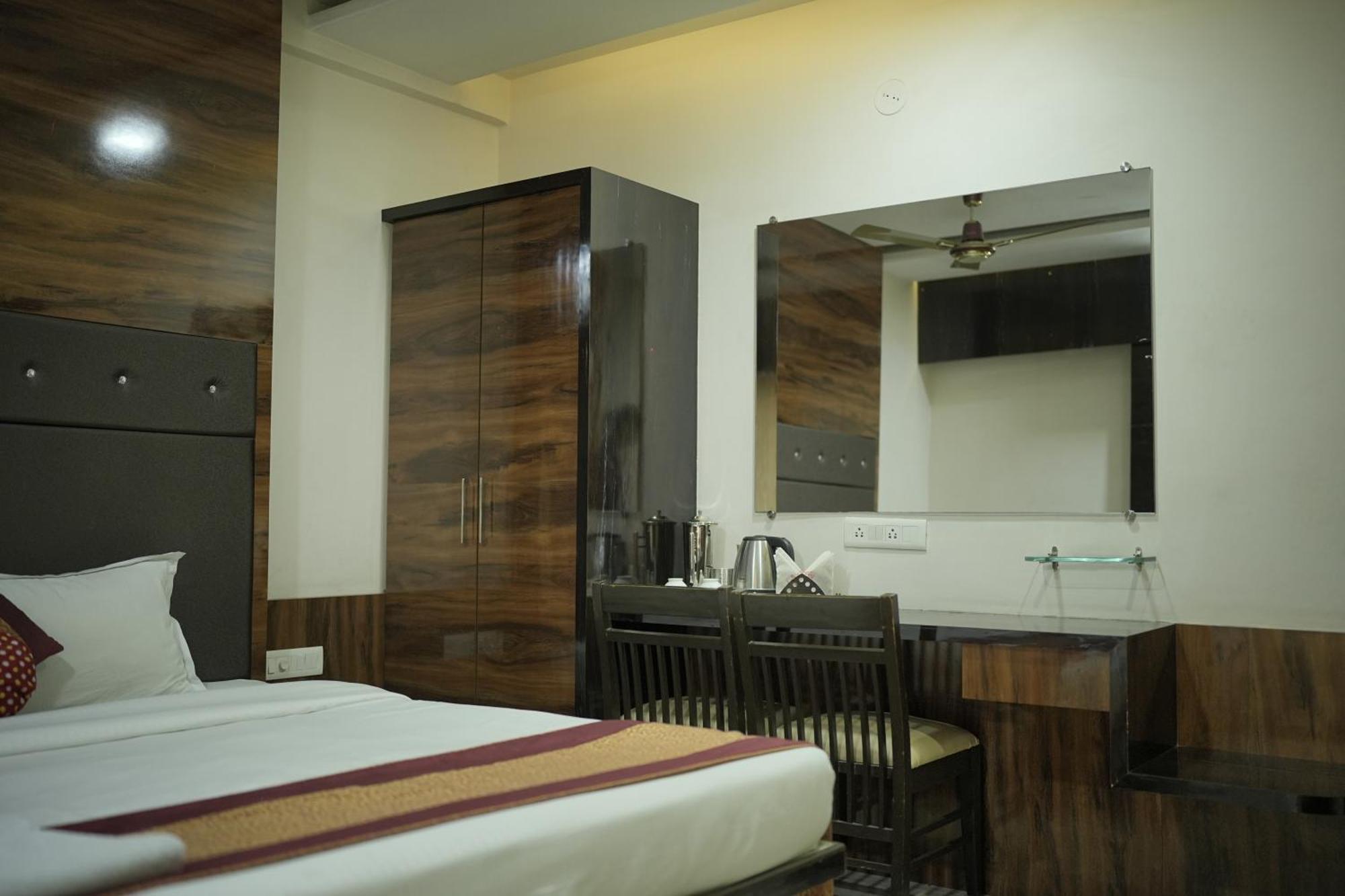 Atharva Hotel 古尔伯加 外观 照片